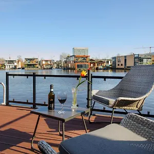 https://bed-and-boat.amsterdamhotelsnl.com